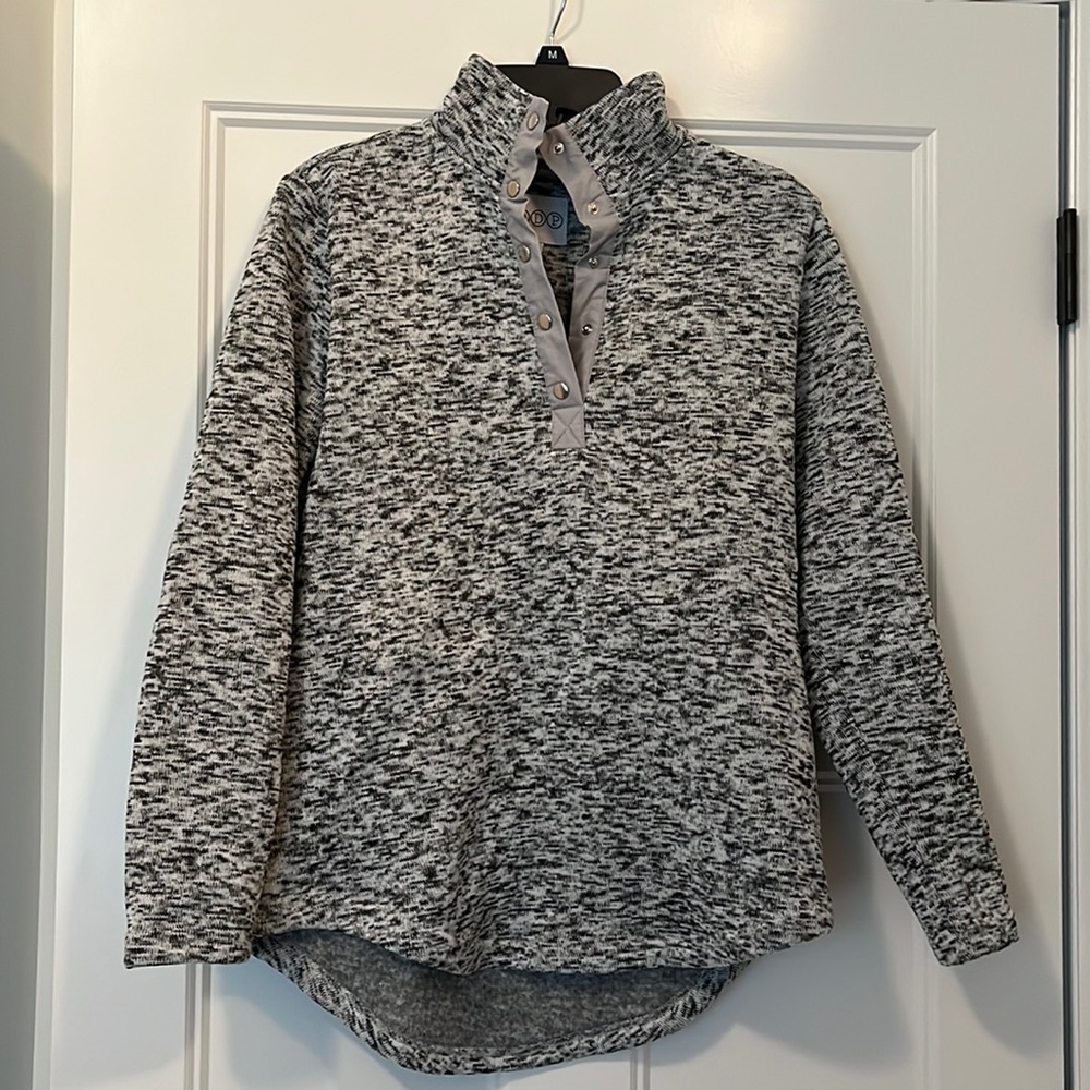 ⭐️Super cute button up pullover⭐️